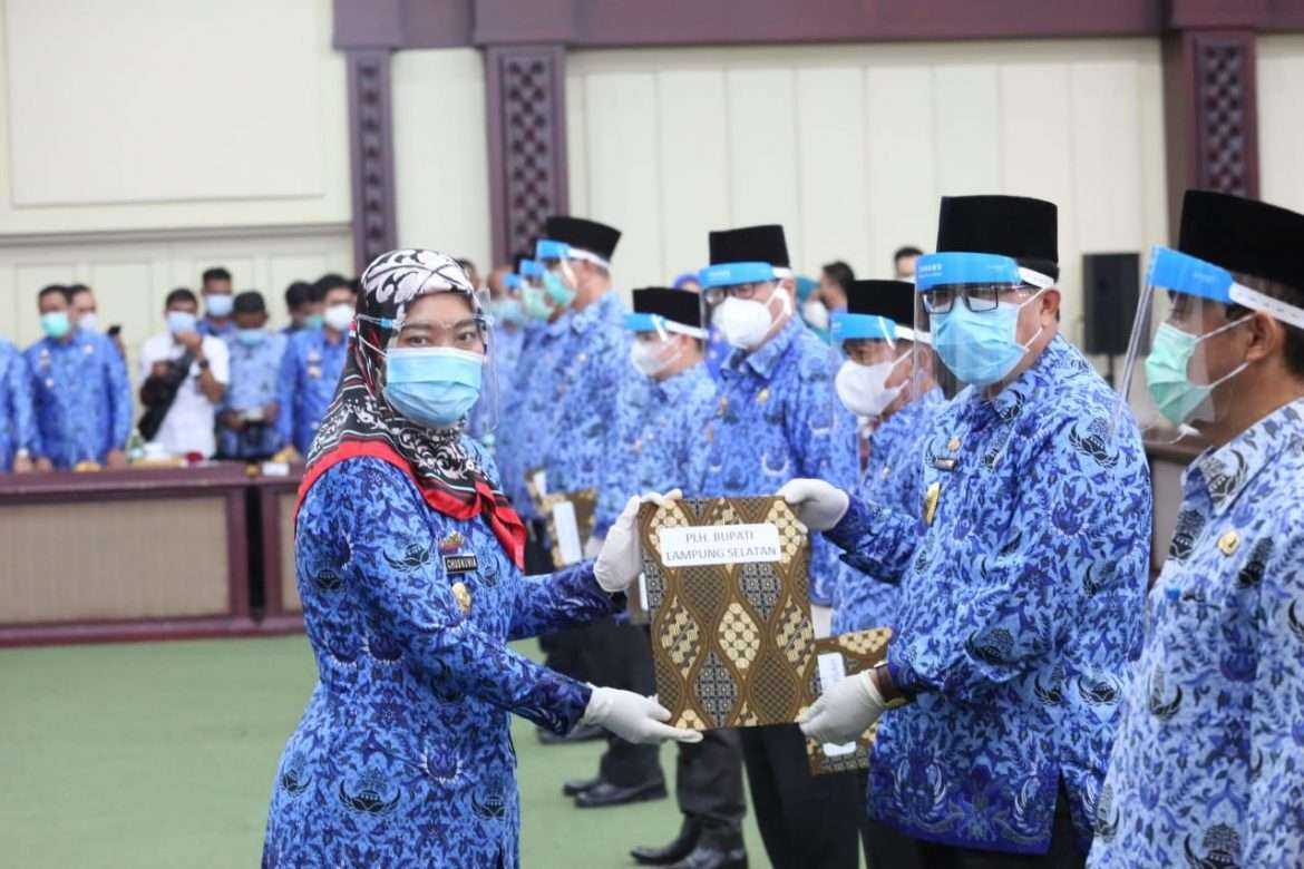 Terima SK Gubernur, Sekda Thamrin Jabat Plh Bupati Lampung Selatan