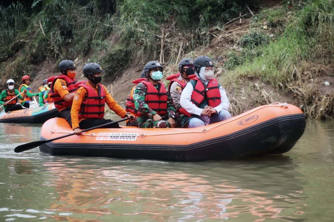 Optimalkan Penanganan Banjir di Bojongkulur Ade Yasin Susur Kali Tinjau Pengerukan Sungai Cileungsi