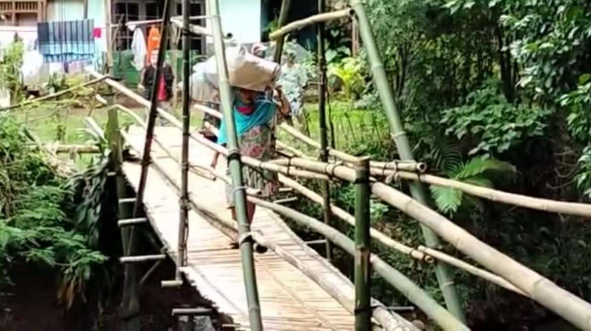 Kades Cimandala Harapkan Perbaikan Jembatan Bambu Yang Hampir Roboh