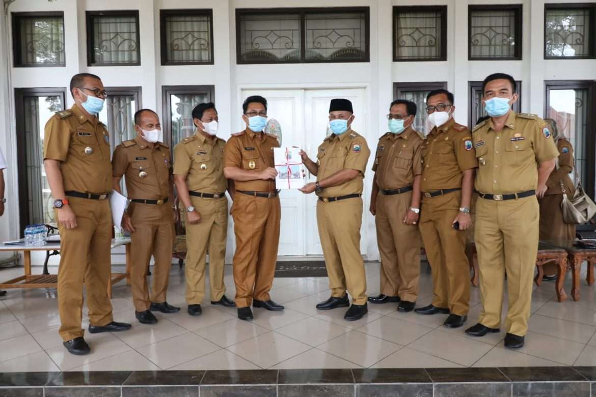 10 Hari Jabat Plh Bupati, Thamrin Serahkan Nota Pelaksana Tugas Kepada Nanang Ermanto
