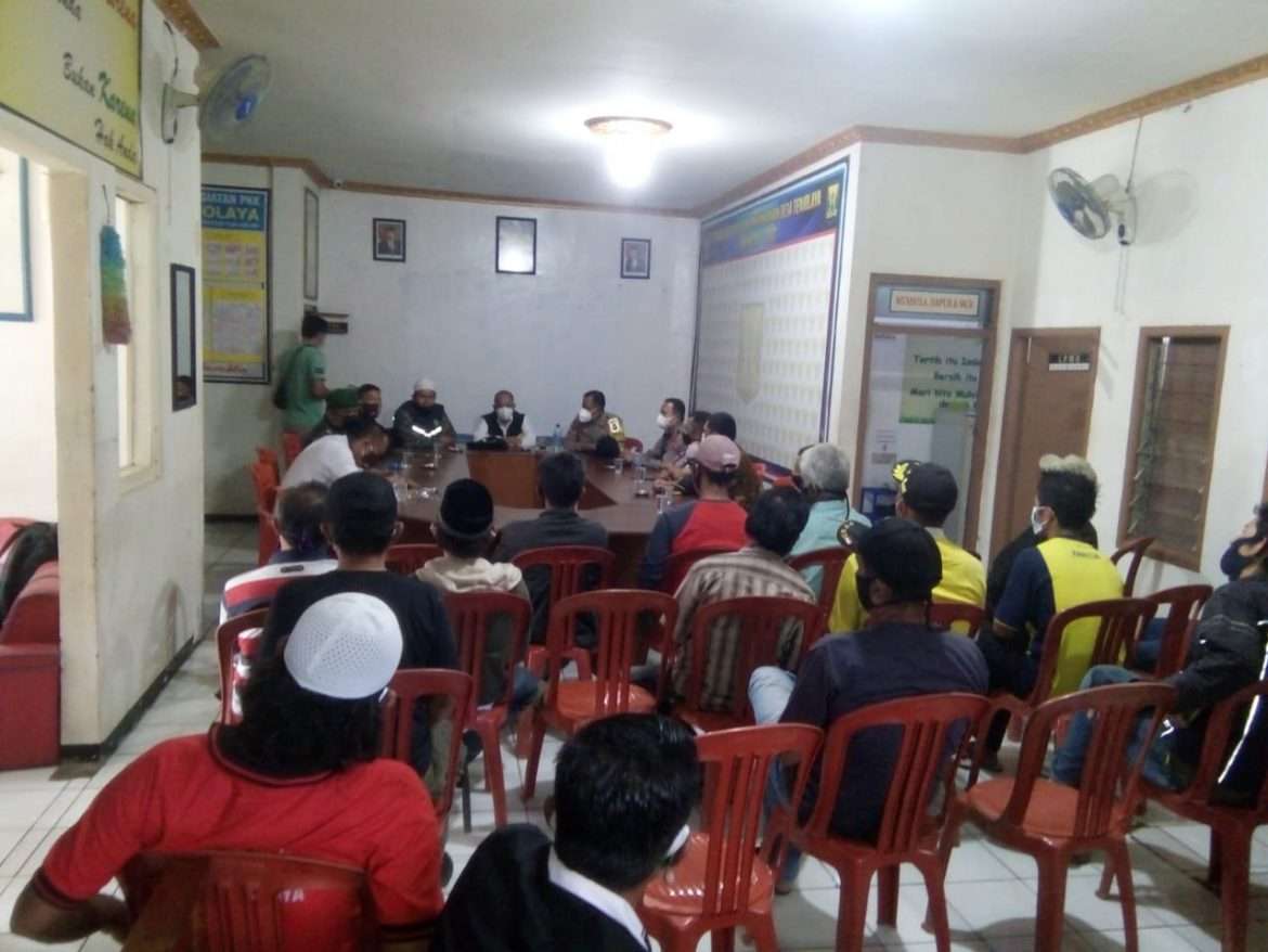 Oknum Kades Tenjolaya di Amankan Polisi, Diduga Gagal Mediasi Dengan Warga.