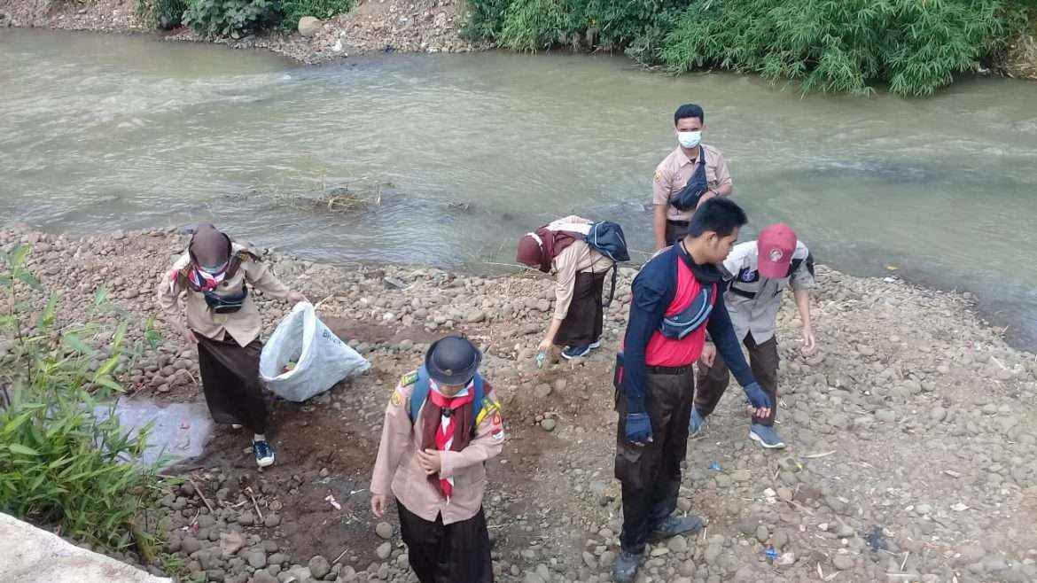 Saka Wirakartika Tanamkan Cinta Tanah Air, Bergotong Royong Bantu TMMD