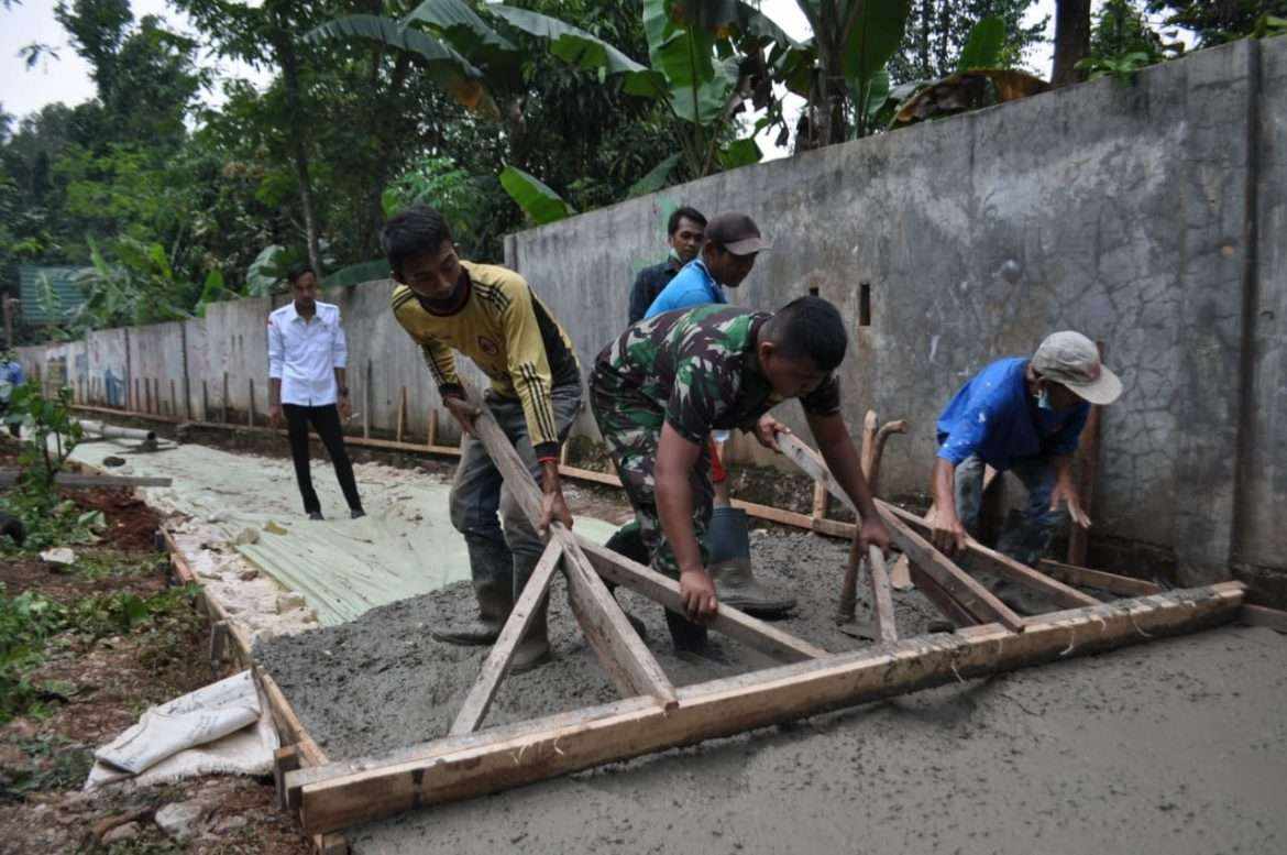 Senyum Masyarakat Desa Kertarahayu Menyaksikan Jalan Desa di Cor