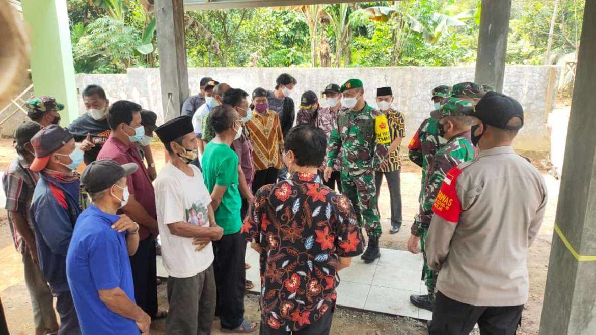 Berigjen TNI Maryono Berbincang Dengan Masyarakat Desa