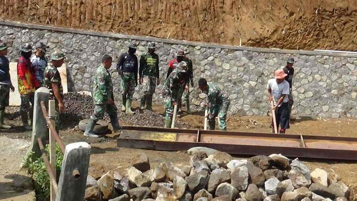 Tenaga Ahli Kontruksi Kodim 0607/ Kota Sukabumi, Bangun Jembatan Gunakan Besi Vf