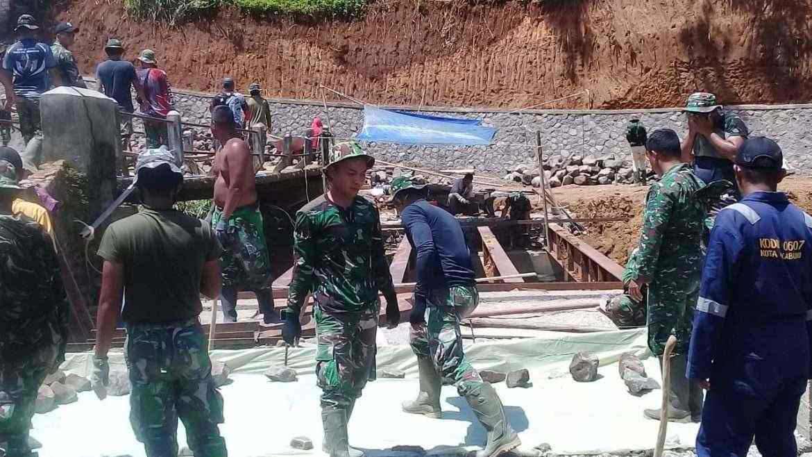 TMMD Ke 110 Kodim 0607/ Kota Sukabumi, Bersama Warga Kejar Target Dengan Melanjtutkan Pengecor Jalan