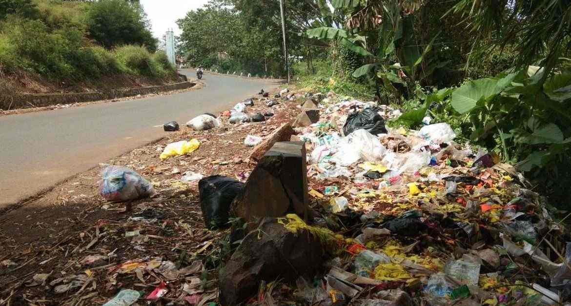 Tak Jauh Dari Puskesmas Cibiuk, Sampah Hiasi Jalanan