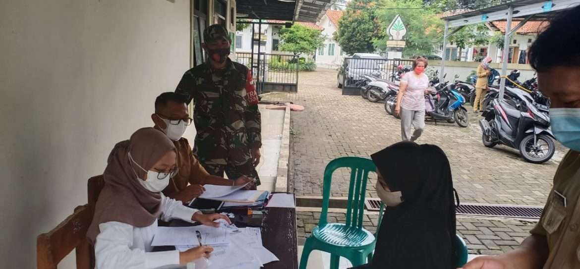 Babinsa Cikeas Kawal Vaksinasi Lanjutan Puskesmas Sukaraja