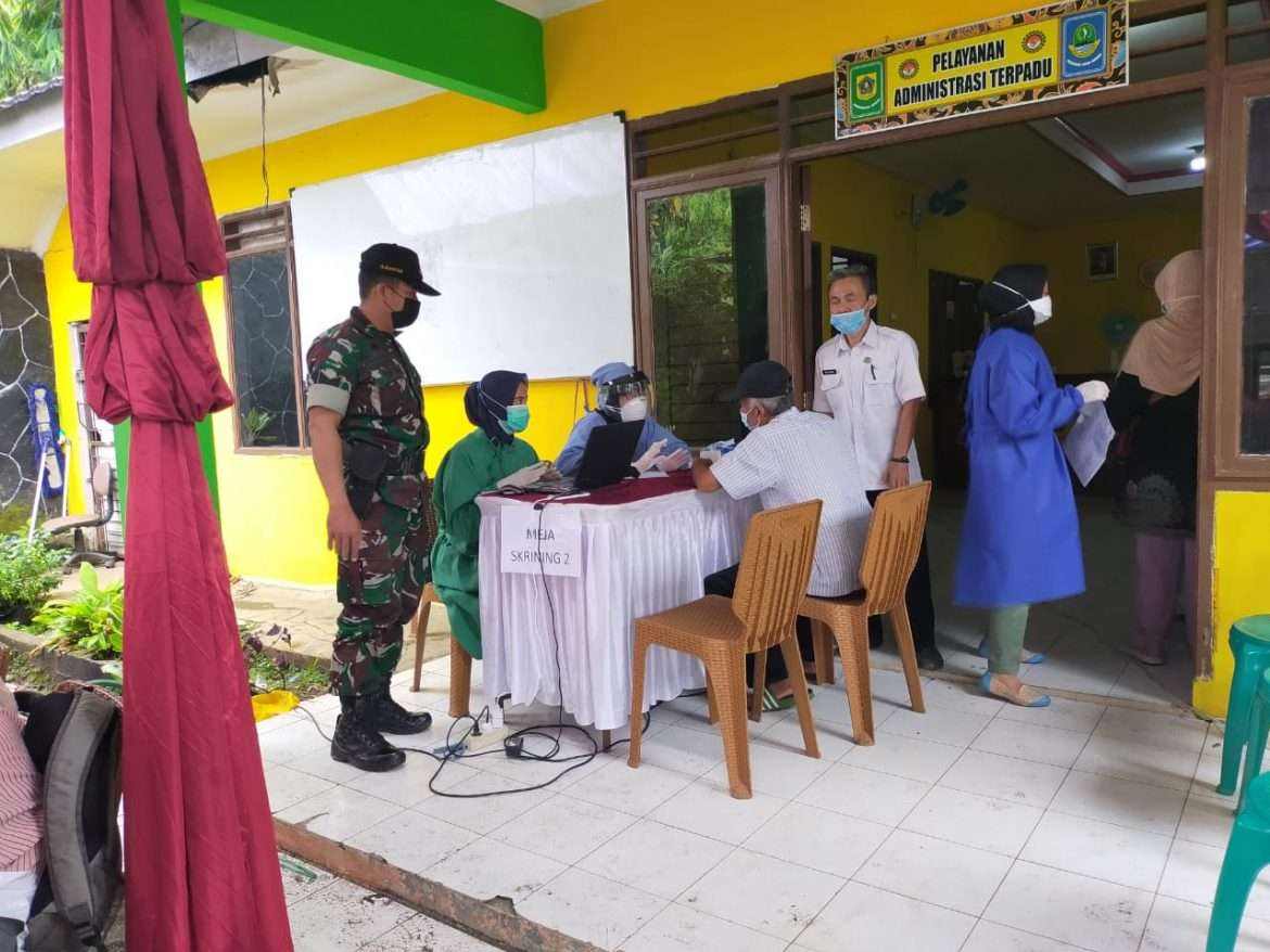 Lansia Desa Cilebut Timur Di Vaksin Tahap Dua Mendapat Pengawalan Ketat Satgas Covid-19