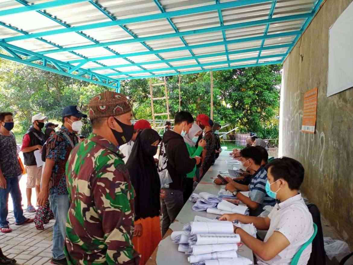 Pembagian Bansos Dari Kemensos Warga Desa Cadasngampar Diawasi Ketat Satgas Penanganan Covid