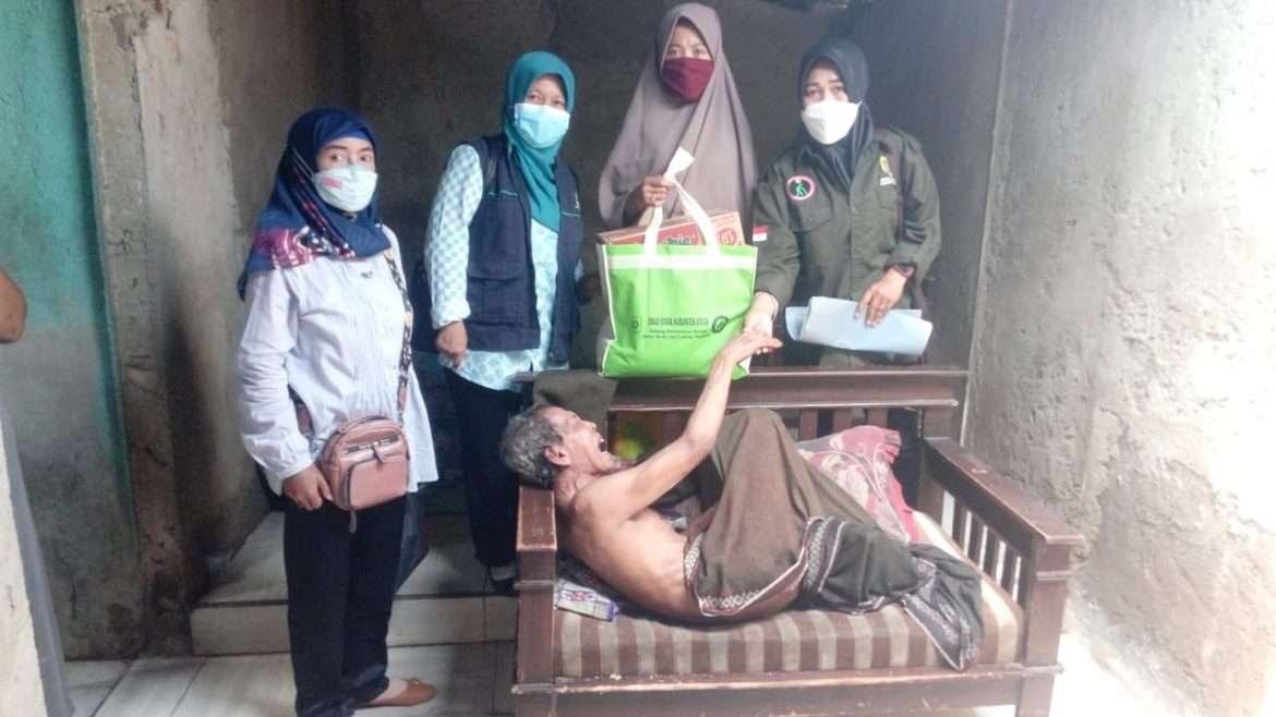Tiga Warga Kecamatan Ciampea Terima Bantuan Dinsos