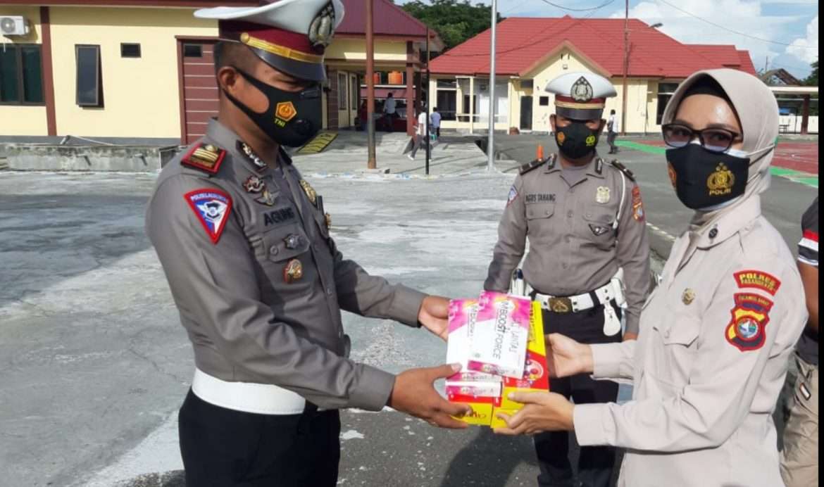 Dokkes Polres Pasangkayu Bagi Multi Vitamin Untuk Menambah Kekebalan Tubuh Personil