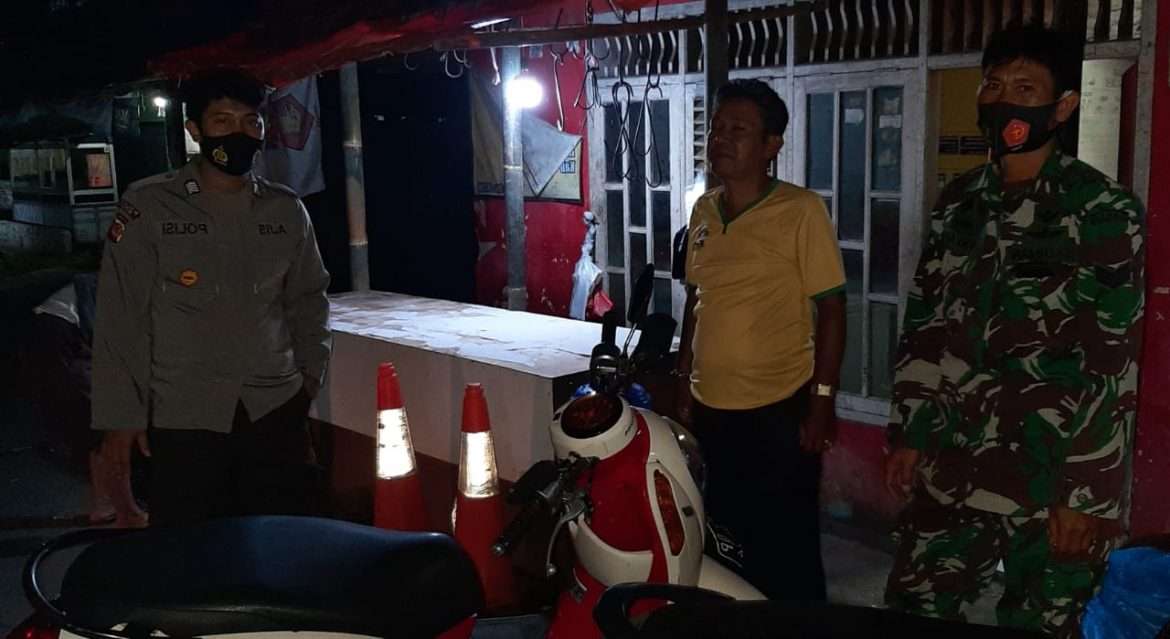 Ronda Malam Warga Desa Tetap Patuhi Protokol Kesehatan