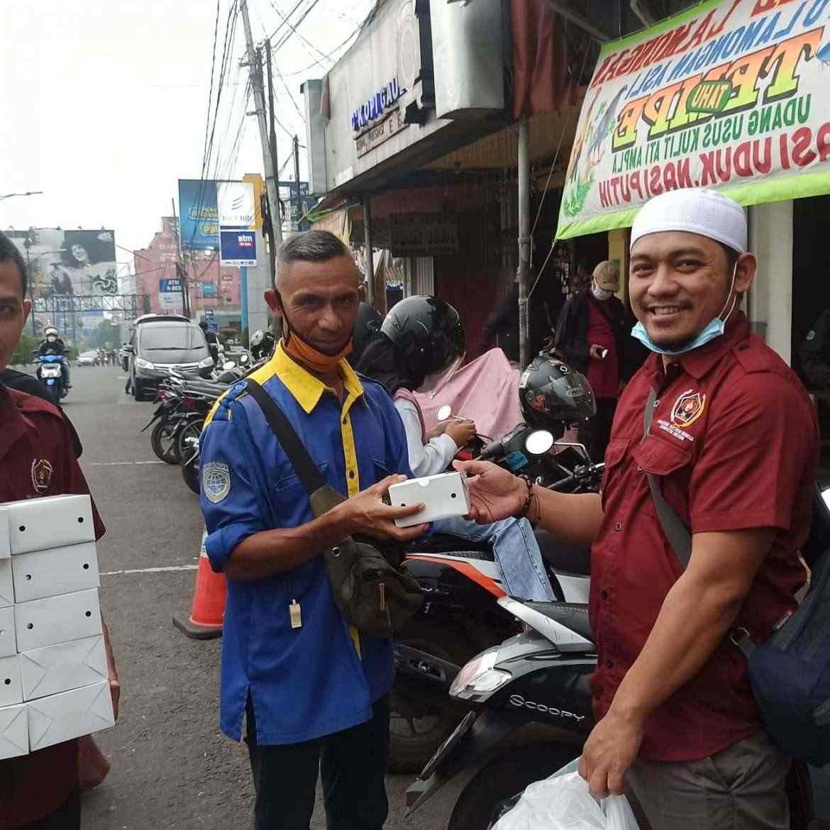 Kalaborasi Antar Dua lembaga PWI Peduli Dan PLN Peduli Tebar Berkah Ramadhan 1442.