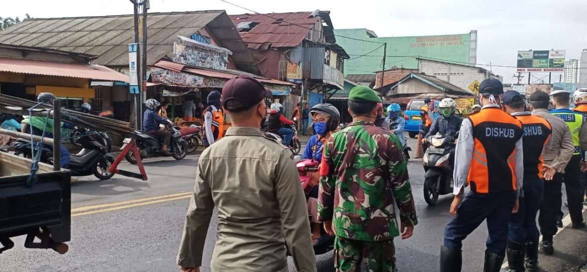 Petugas Gabungan Sukaraja Geber Razia PPKM Pospol Ciluar