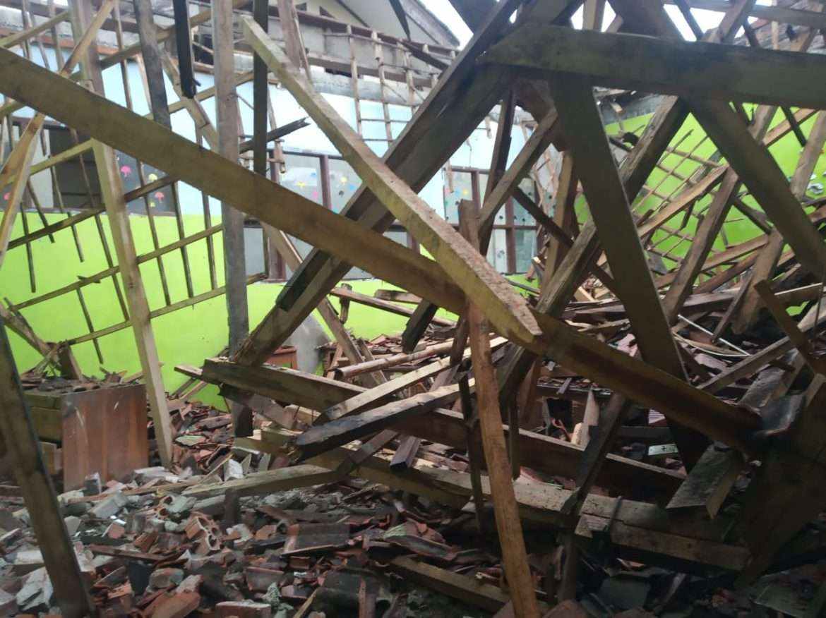 Diduga Lapuk Dimakan Usia Gedung SMPN 3 Ambruk.