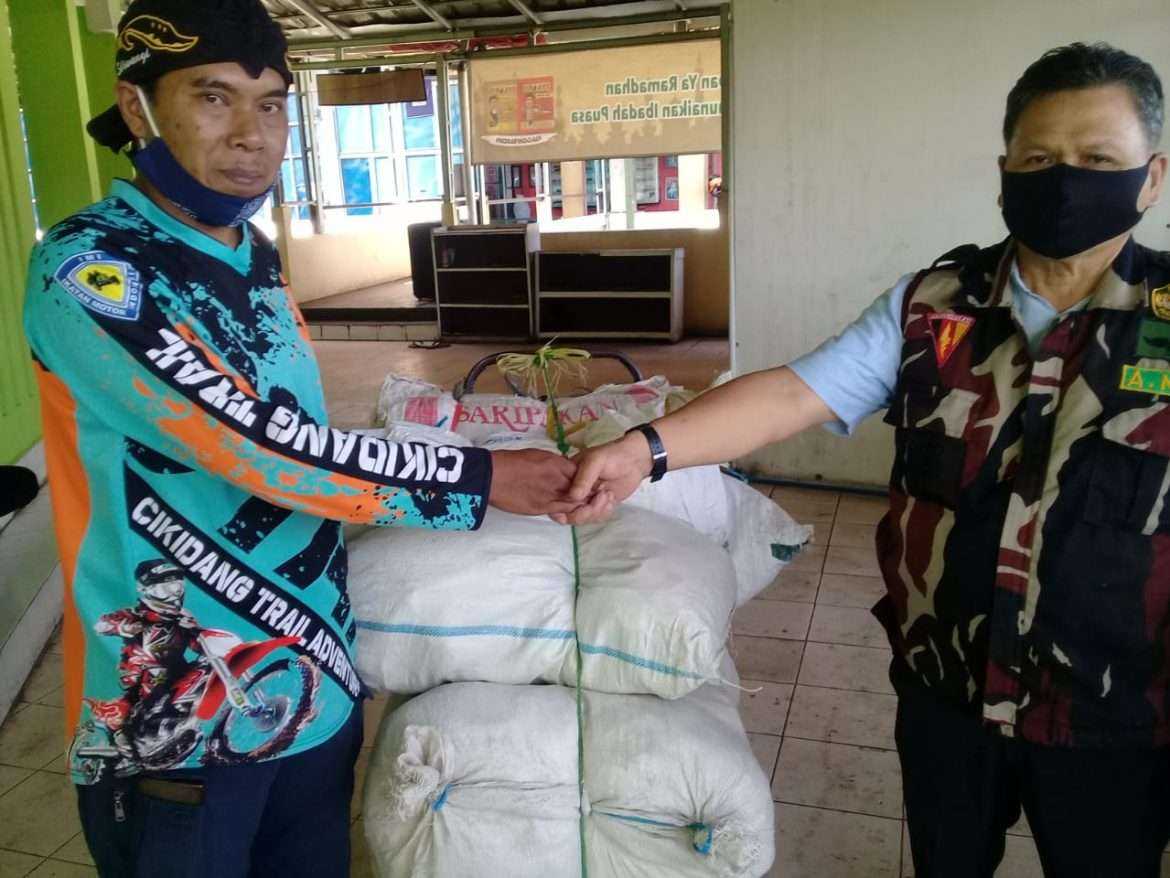 Perwapas Semi Modern Cibadak Salurkan Bantuan 1000 Karung, Guna Antisipasi longsor Di Wilayah Cikidang.