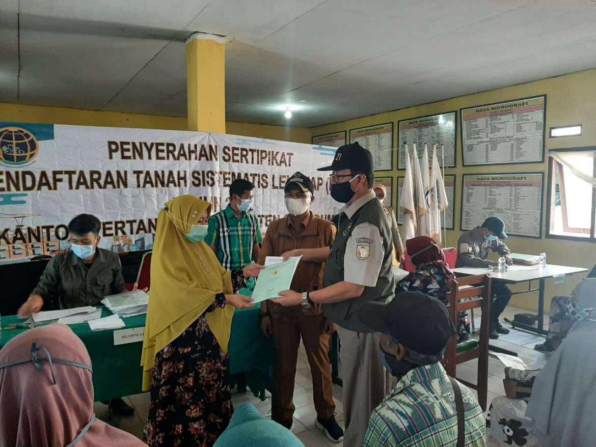 Kades Kalapanunggal Serahkan 130 Sartefikat Tanah Terhadap Masyarakat