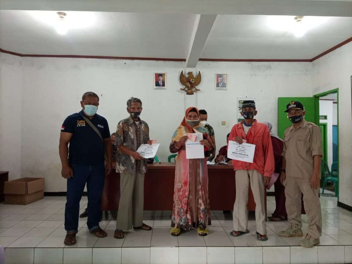Pemdes Girijaya Cairkan BLT-DD Disertai Suntikan Vaksinasi Covid-19 Kepada Penerima Bantuan.