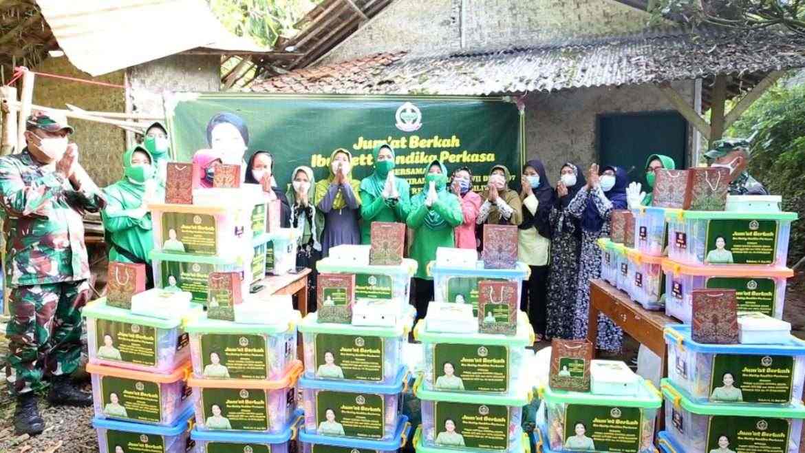 Jumat Berkah Ibu Hetty Andika Perkasa Bersama Persit KCK Cabang XVII Dim 0607 Kota Sukabumi Bagikan Ratusan Sembako