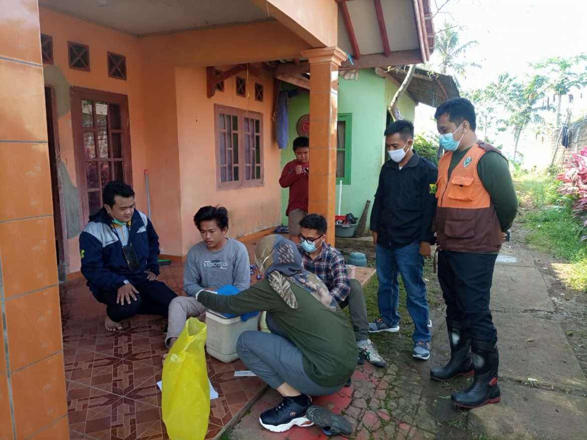 Tim Vaksinator PKM Girijaya Door To Door Ke Target Sasaran Vaksinasi, ODGJ Juga Tak luput Dari Penyuntikan