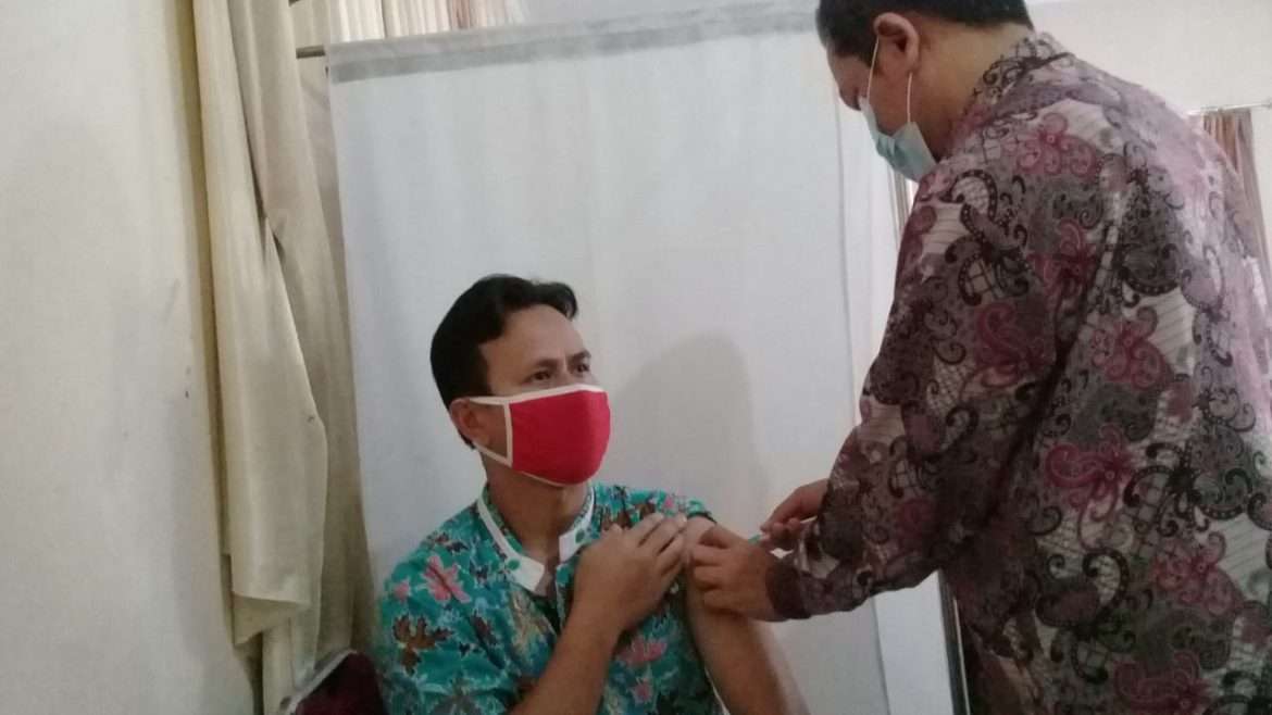 Puluhan Pelayan Publik Dan Lansi Kunjungi Kantor Camat Parungkuda Untuk Ikuti Vaksin Gratis