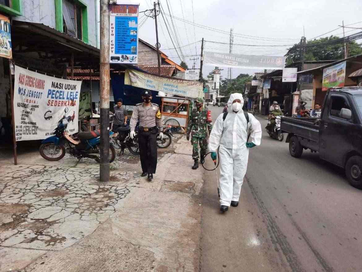 Antisipasi Serangan Virus Gelombang Kedua Satgas Covid -19 Desa Cikeas Lakukan Penyemprotan Disinfektan