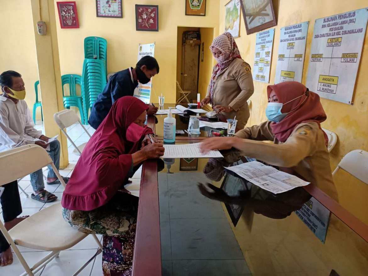 Pemdes Ciaruten Ilir Bagikan BLT – DDTahap 2 Tahun 2021