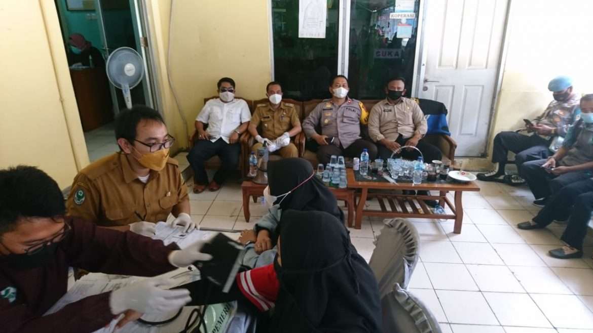 Ratusan Warga Pasar Semi Modern Cibadak Lakukan Vaksinasi Covid-19