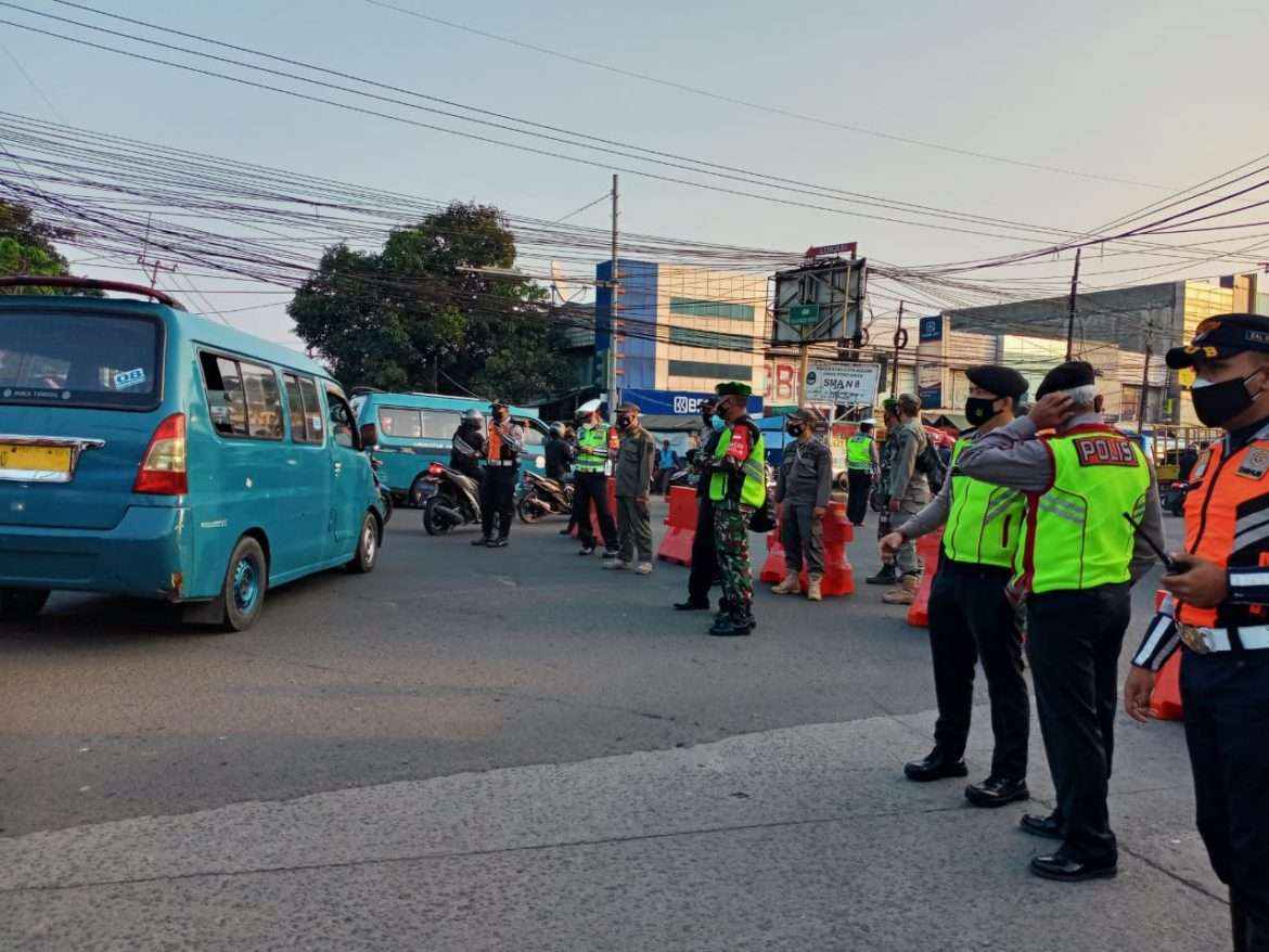 Petugas Gabungan PPKM Darurat Adakan Penyekatan di Simpang Pomad